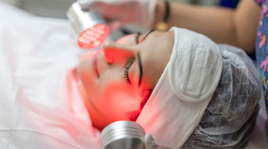 Aplicación de la terapia de luz roja frecuencia y aparatos